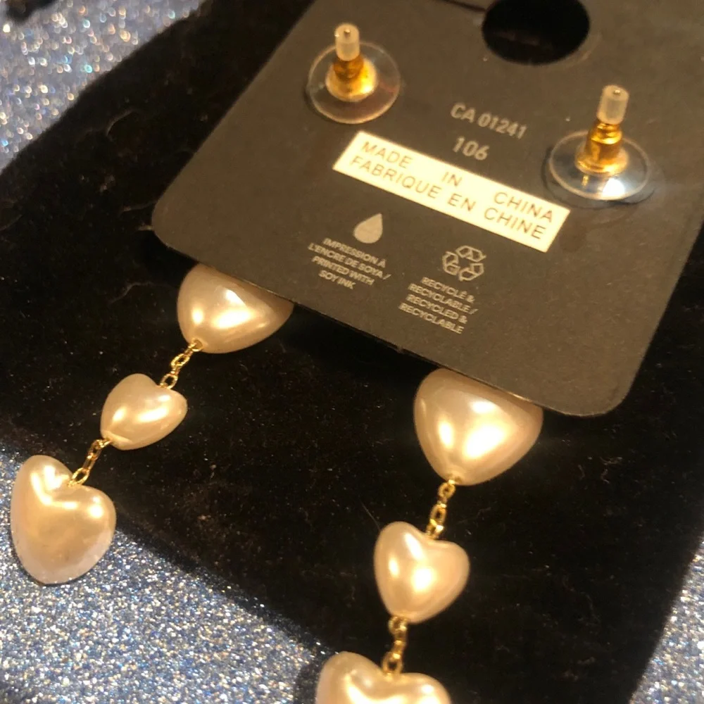 SIMONS NEW Elegant Gold and Cream Heart Earrings - Picture 2 of 4